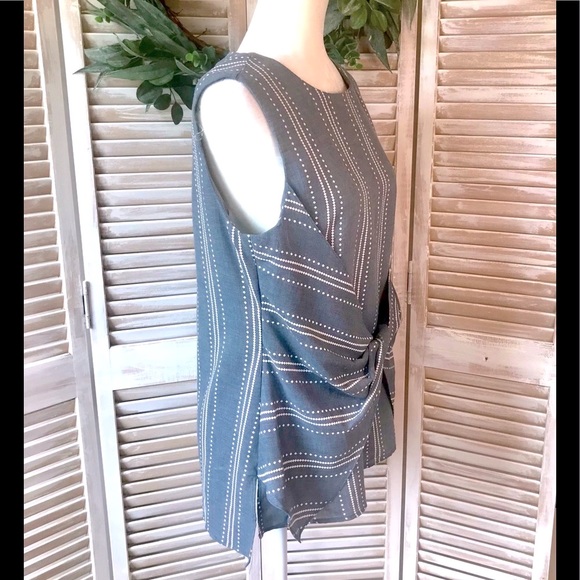 ✴️LAST ONE✴️ SLEEVELESS TOP WITH FRONT TWIST - Picture 3 of 6